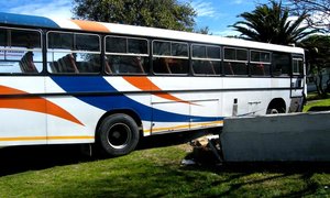 Bus deur betonheining sonder bestuurder